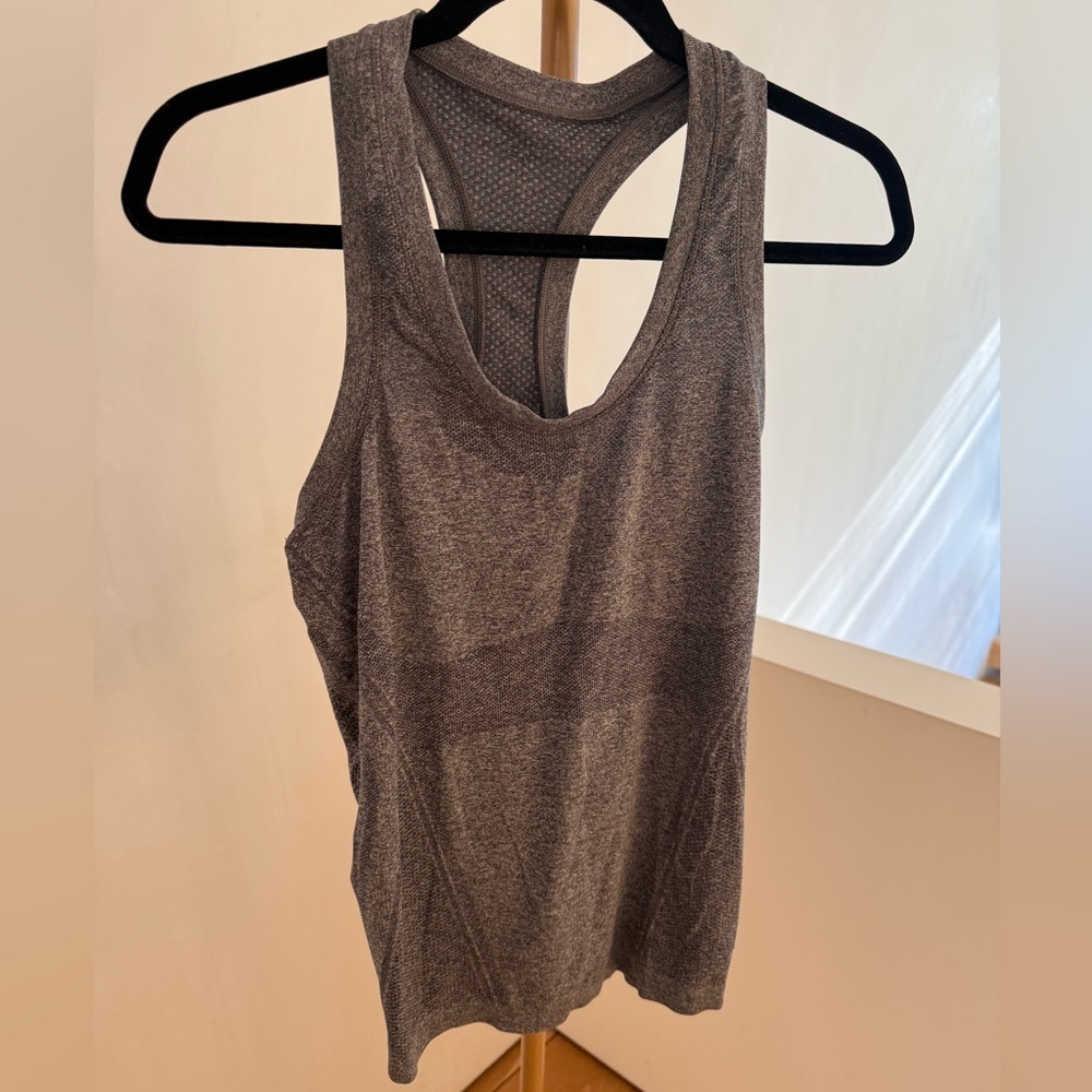 Athleta Momentum Tank 
Size M
In excellent condition
